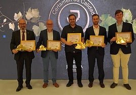 Responsables de Juan Gil con las medallas y las menciones especiales obtenidas en el certamen.