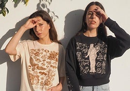 Carolina y Sara Meseguer posan con las prendas de Furia.