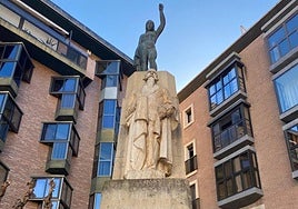 Estatua que remata el monumento a Fernández Caballero.