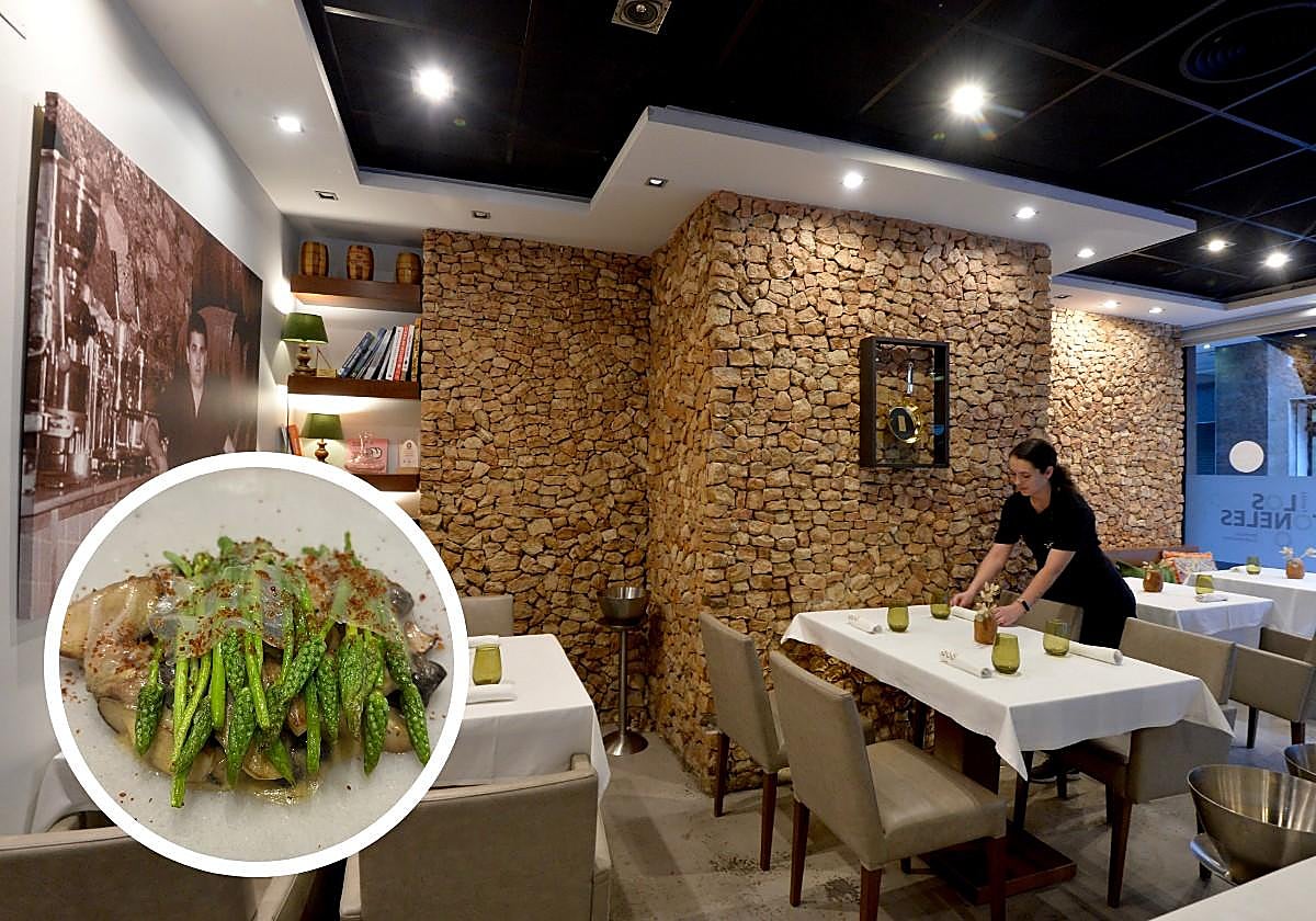 Personal de sala prepara una de las mesas en el restaurante.