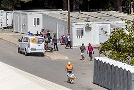 Inmigrantes y trabajadores del centro temporal instalado en el Hospital Naval de Cartagena, este jueves por la mañana.