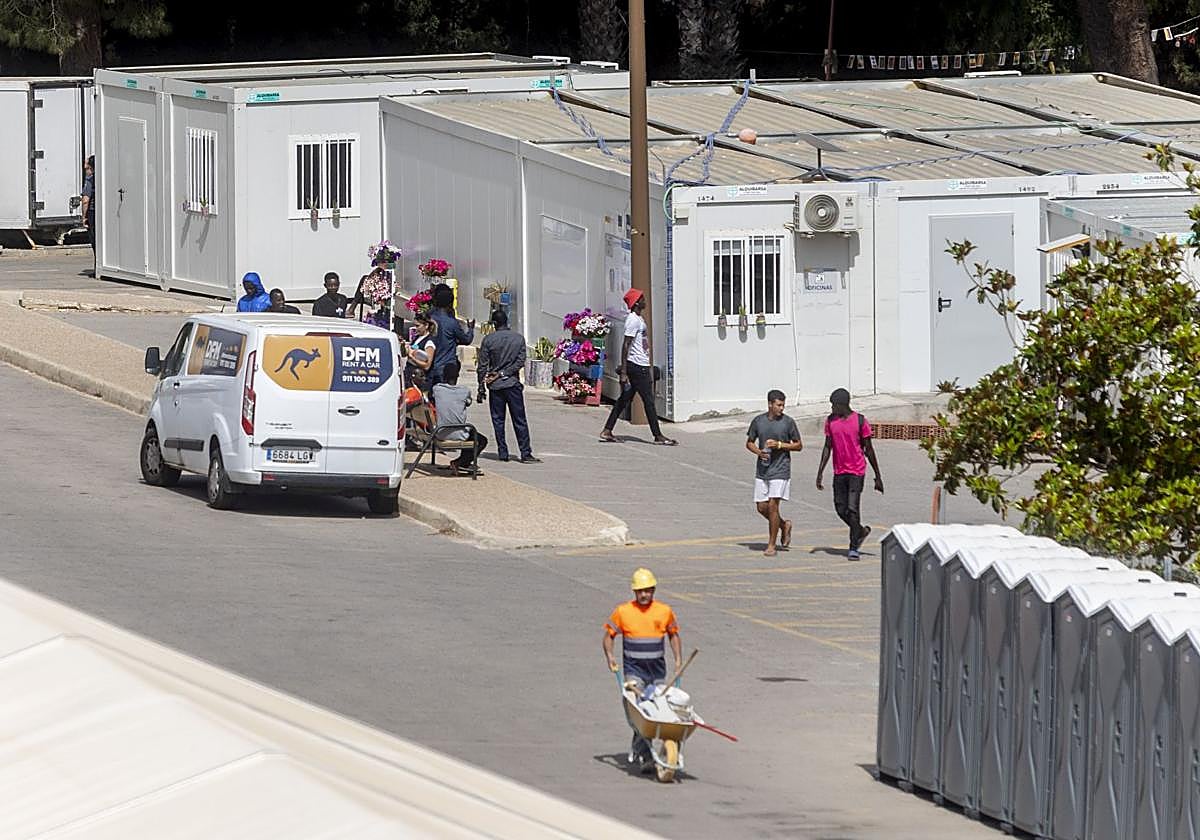 Inmigrantes y trabajadores del centro temporal instalado en el Hospital Naval de Cartagena, este jueves por la mañana.