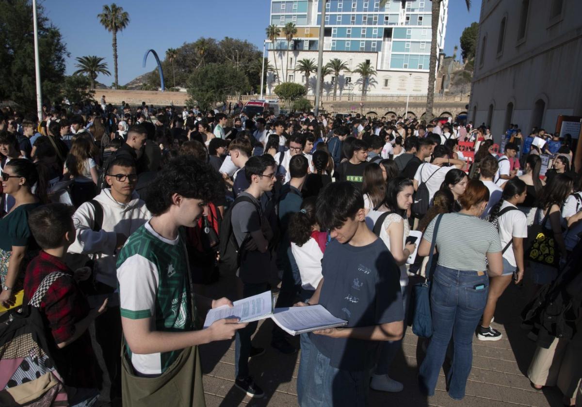 Alumnos esperan a entrar a la primera prueba en el Campus de la Muralla del Mar de Cartagena.