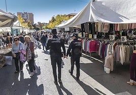 Una pareja de Policía Local, en el mercadillo del Cénit, en la Ribera de San Javier, en imagen de archivo.