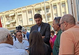 José Ángel Antelo atiende a vecinos del barrio de Las Filipinas.