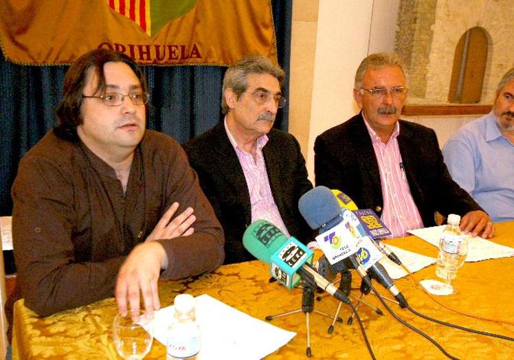 Manuel Culiáñez, el exalcalde José Manuel Medina, Manuel Hernández y Monserrate Guillén dan cuenta en 2007 de las gestiones hechas para el regreso del 'Llibre' a Orihuela.