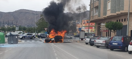 El vehículo envuelto en llamas en plena calle Francisco Tormo de Haro.