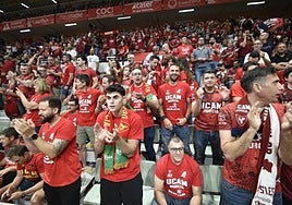 Aficionados del UCAM animan al equipo en un encuentro de 'playoff'.