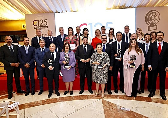 López Miras, en el centro, con los premiados, anoche en la Finca Buenavista.