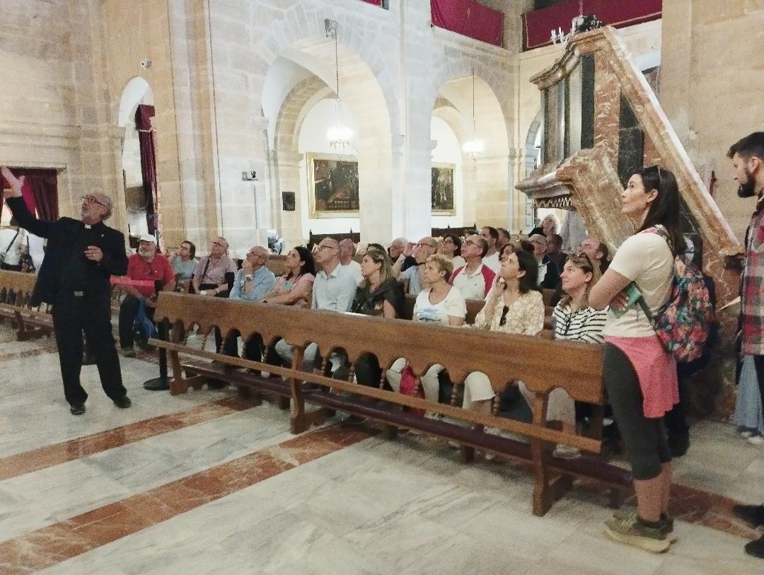 El rector de la basílica, Emilio Sánchez, explica al grupo algunos detalles sobre la Vera Cruz de Caravaca
