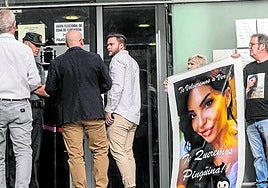 Familiares de Sara Gómez protestan ayer a las puertas de los juzgados de Cartagena con motivo de las nuevas declaraciones.