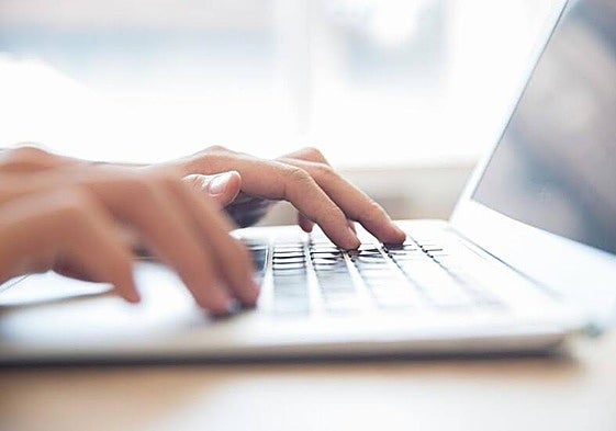 Una persona trabaja con su portátil