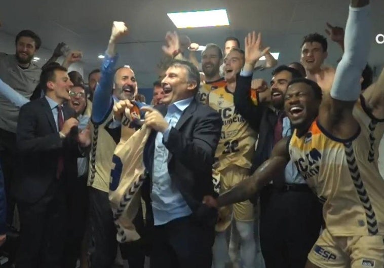 Los jugadores y el cuerpo técnico del UCAM celebran la victoria. | En vídeo, el documental.