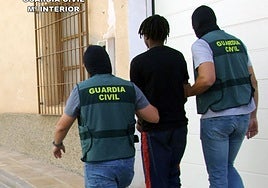 Los agentes de la Guardia Civil con el arrestado.