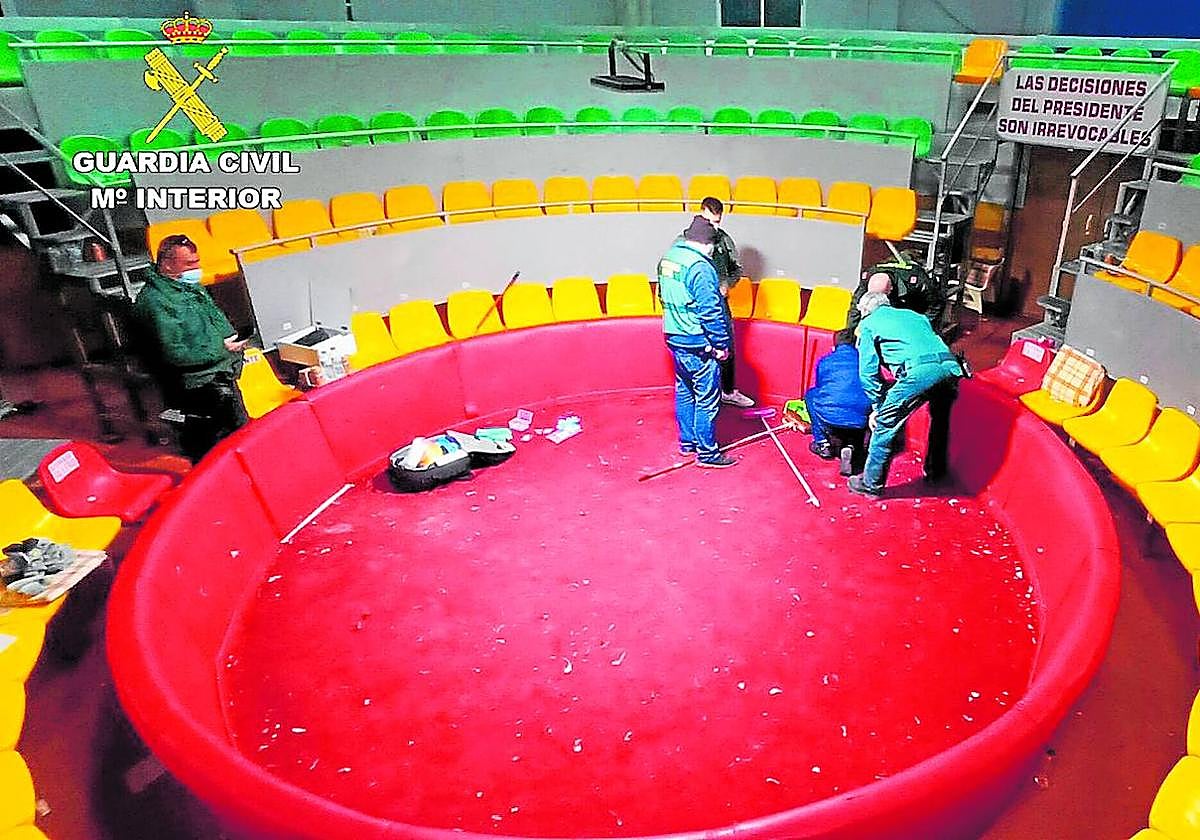 Tentadero en una nave de Alquerías donde la Guardia Civil frustró la celebración de un combate e intervino una treintena de aves en 2021