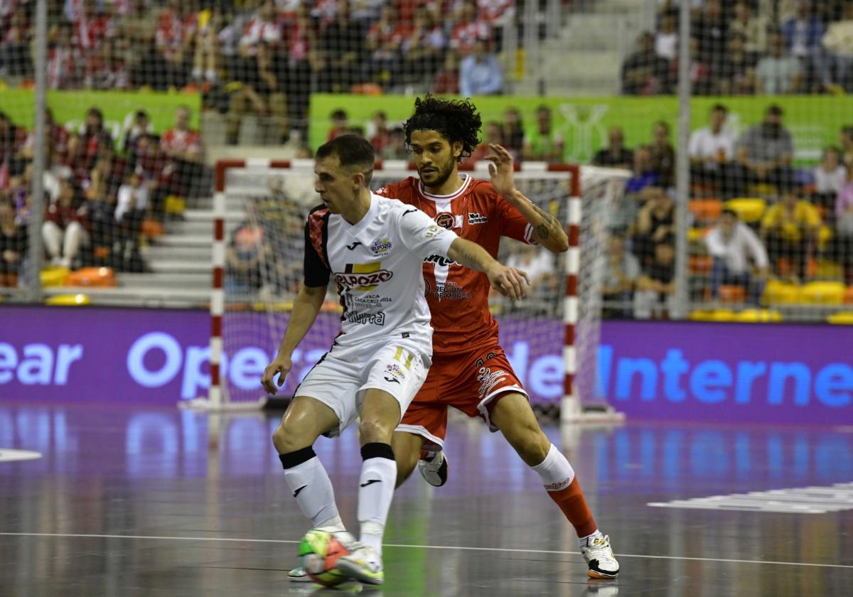 Marcel, jugador de ElPozo, y Luçao, de Jimbee, pugnan por un balón en la Copa de España.