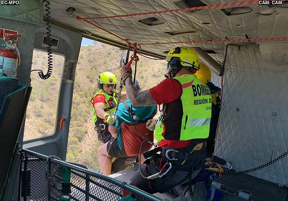 Evacúan en helicóptero a un senderista accidentado en el río Chícamo.