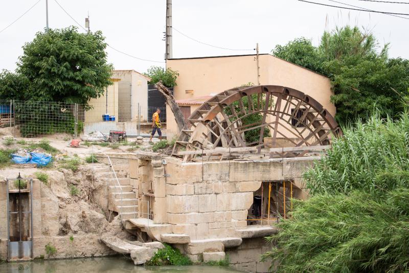 Imagen secundaria 1 - Las Norias Gemelas, arriba, antes de los trabajos de recuperación, y, abajo, durante las obras.