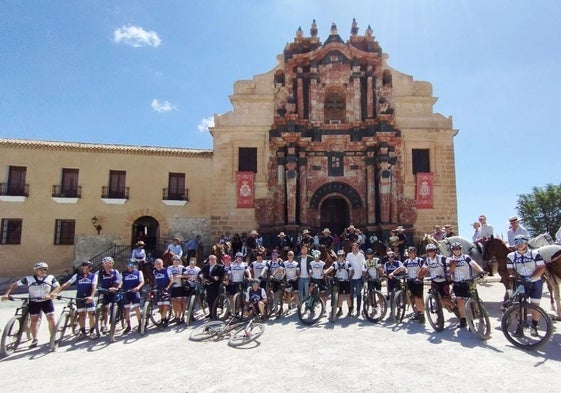 Ciclistas y jinetes coincidieron en la explanada de la basílica dela Vera Cruz.