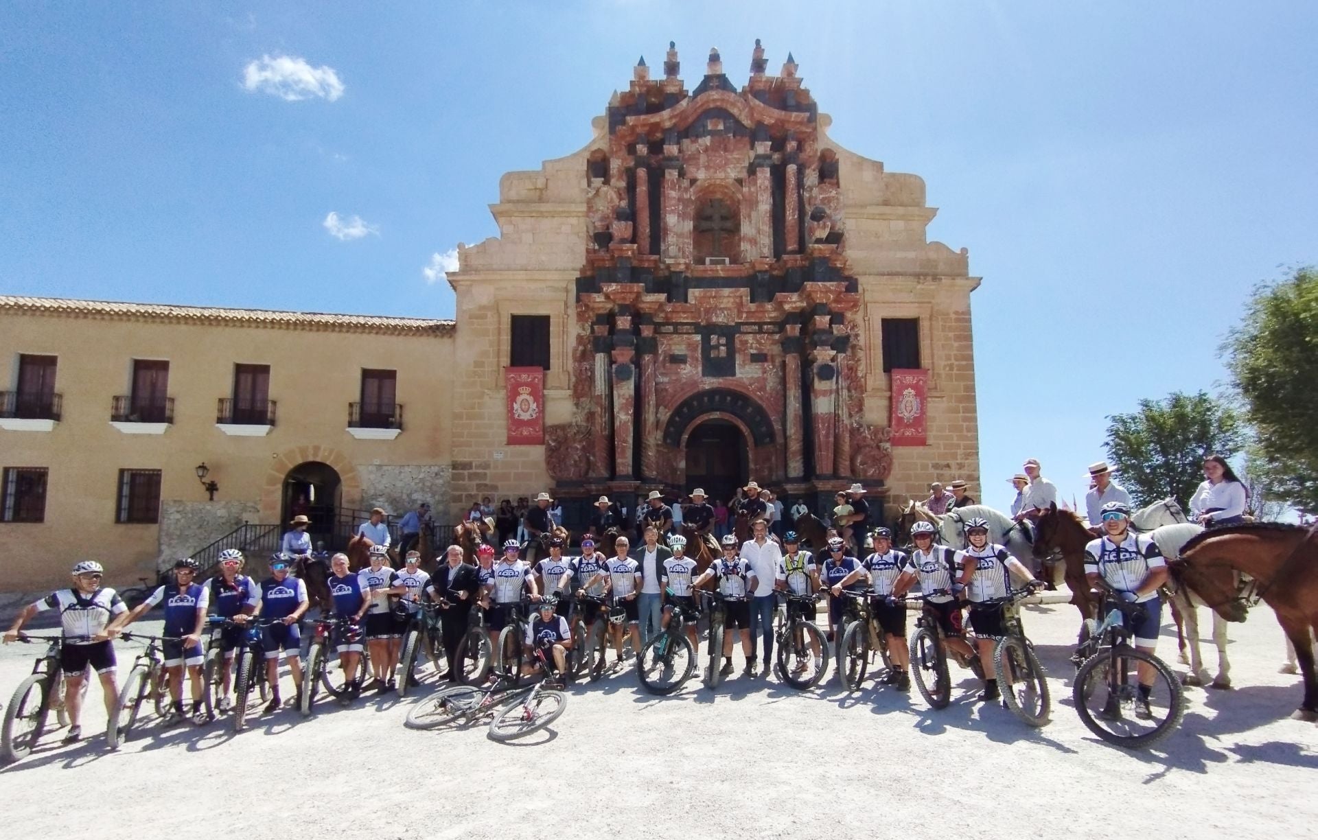 Ciclistas y jinetes coincidieron en la explanada de la basílica dela Vera Cruz.