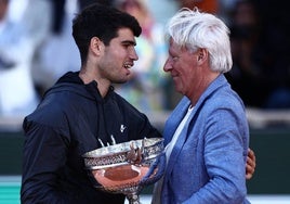 Björn Borg entrega la Copa de los Mosqueteros a Carlos Alcaraz, ayer tras la final.