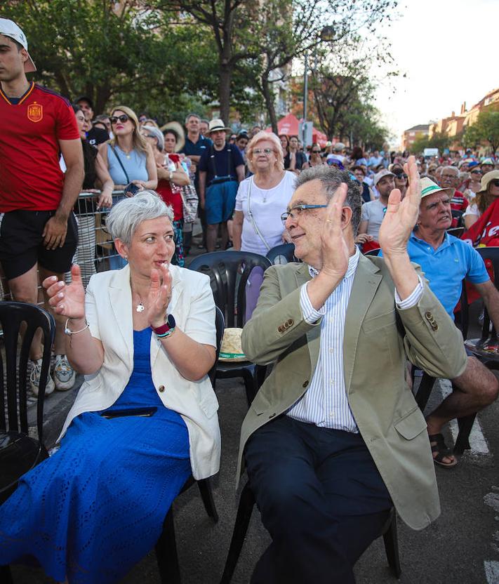 Imagen secundaria 2 - Euforia entre los vecinos de El Palmar congregados en la Avenida Pintor Pedro Cano tras la victoria. El alcalde Ballesta con la pedánea Verónica Sánchez.