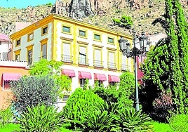 Jardines y edificio principal de la Casa del Conde.