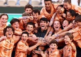 Carlos Alcaraz celebrando el título con los recogepelotas del torneo.