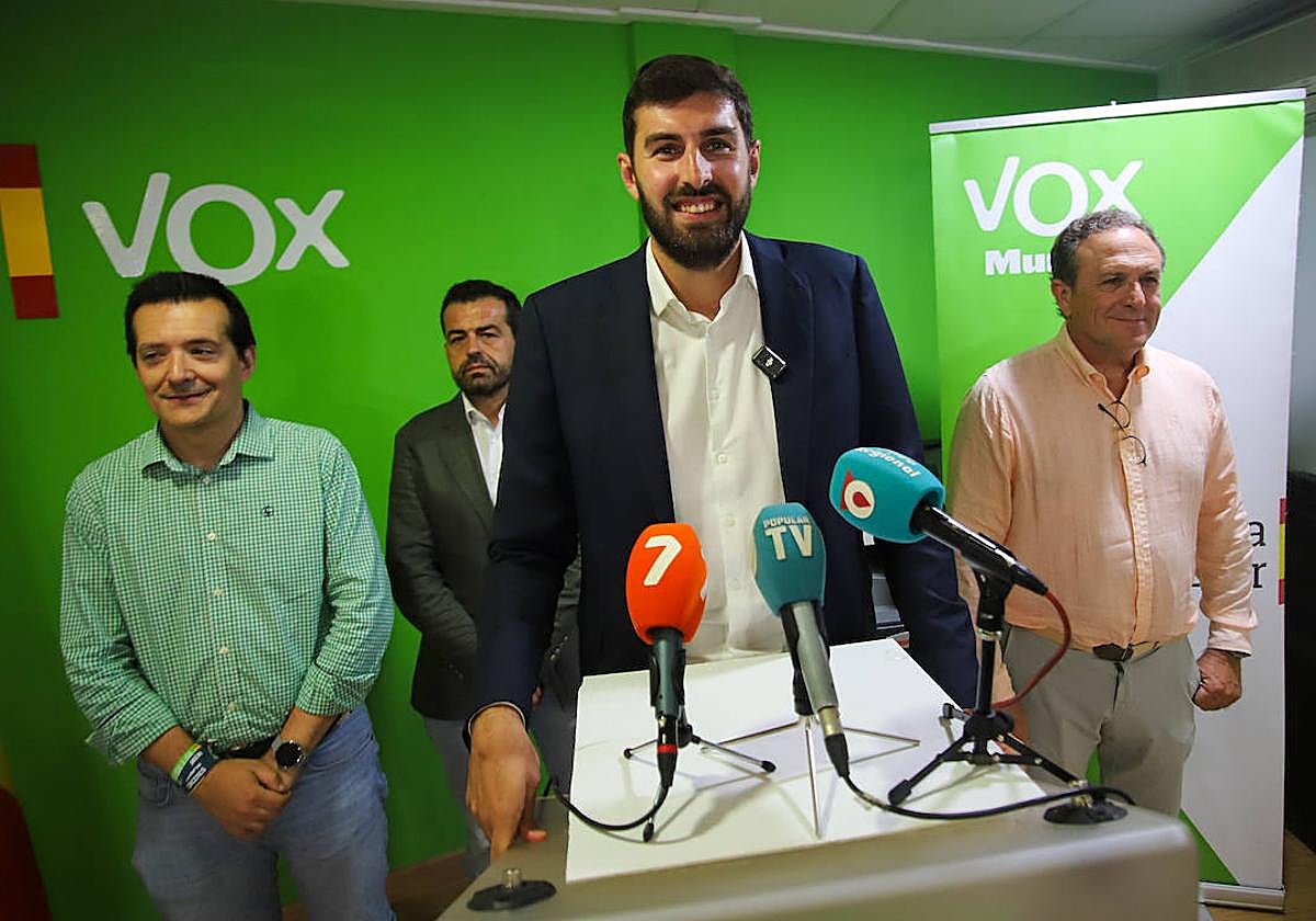 El líder de Vox en la Región de Murcia, José Ángel Antelo, junto a Pancorbo, Alpañez y Gestoso, este domingo.