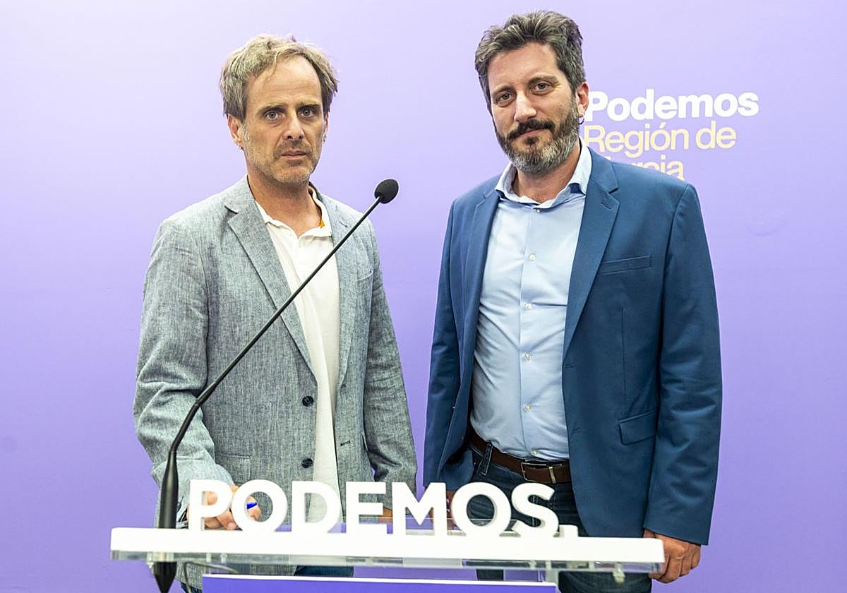 Ángel Hernández y Víctor Egío, este domingo, en la sede de Podemos.