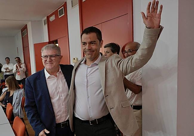 Marcos Ros (der.), junto a José Vélez, en la sede del PSOE este domingo.