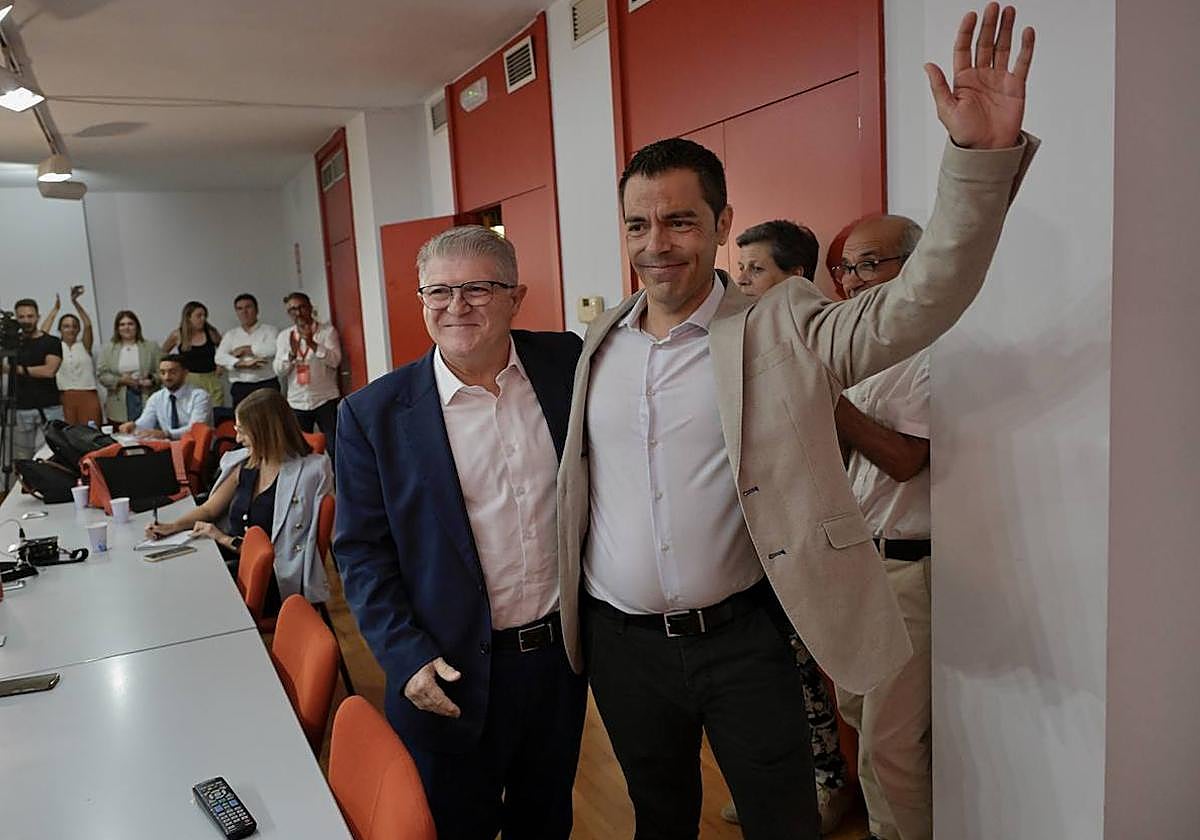 José Vélez y Marcos Ros, este domingo, tras los resultados electorales.