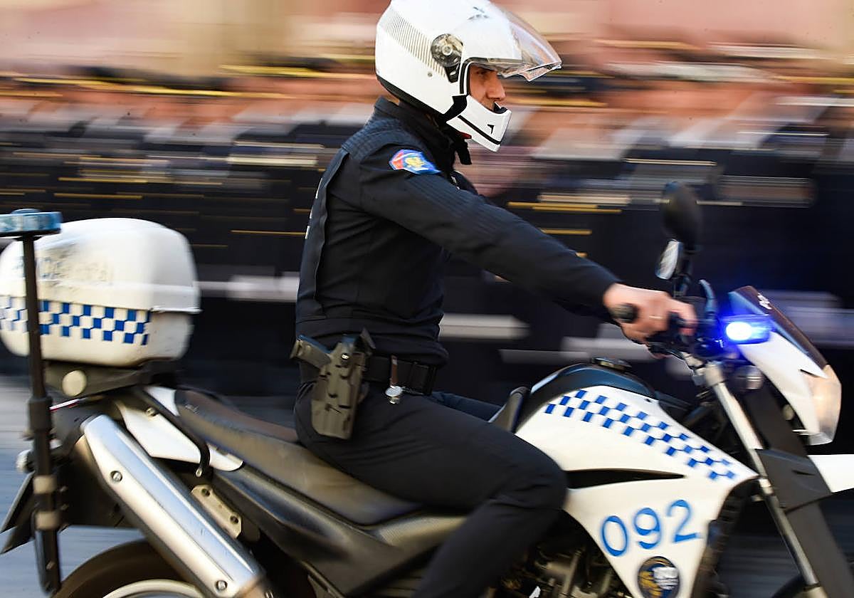 Un agente patrulla la ciudad en una imagen de archivo.