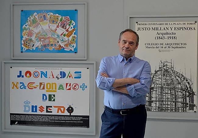 Pedro Manzano, junto a algunos de los carteles que ha donado al Archivo Municipal y que ahora se muestran en el Museo de la Ciudad.