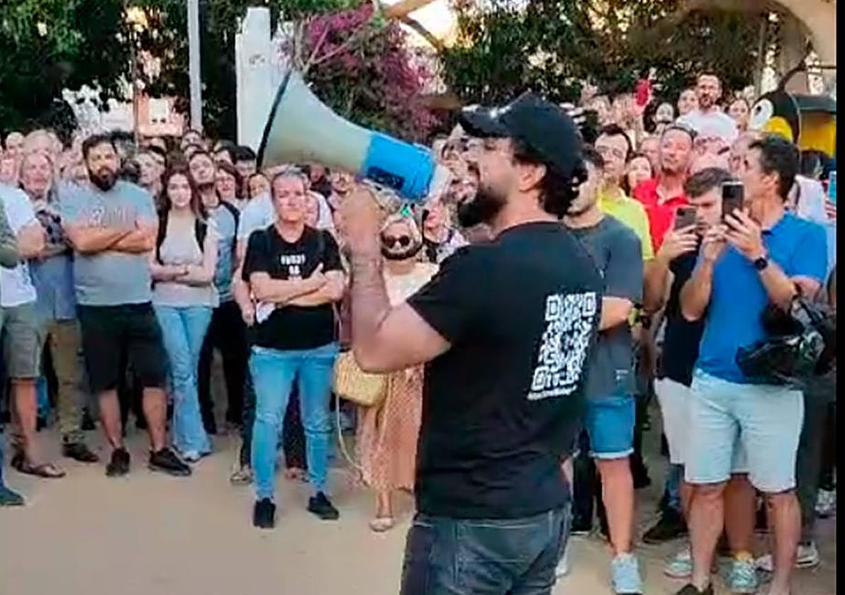 Alvise Pérez, en la plaza de España de Cartagena, el 30 de mayo –la imagen corresponde a un vídeo–.