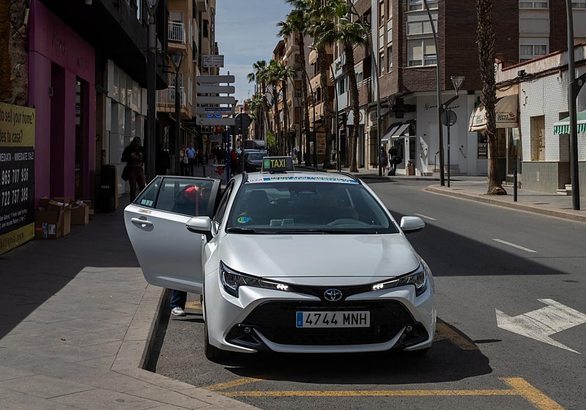 Un usuario sube a un taxi en la calle Ramón Gallud.