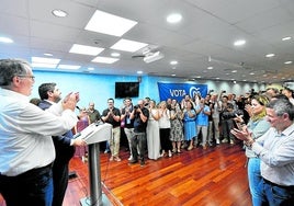 López Miras celebra los resultados electorales con afiliados del PP, la noche del domingo.