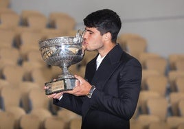 Carlos Alcaraz besa la Copa de los Mosqueteros, ayer a mediodía en la Philippe Chatrier.