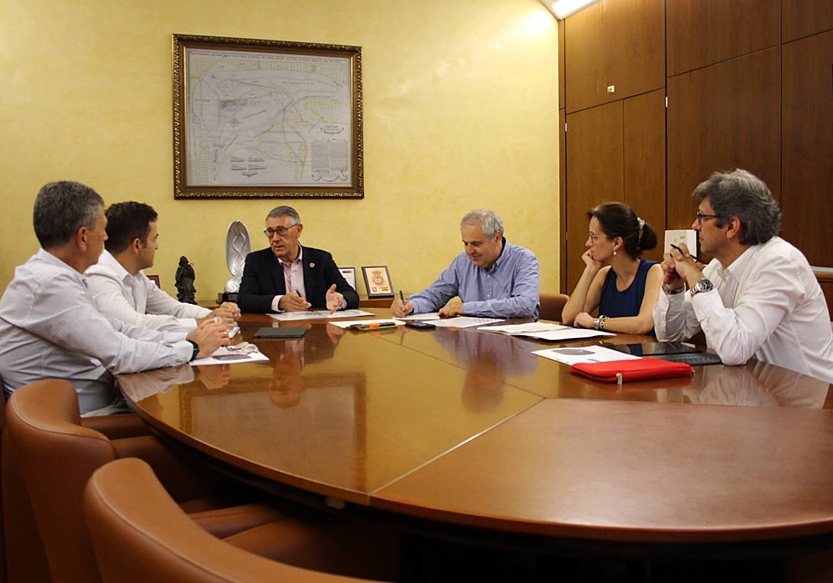 Los directivos de la Confederación Hidrográfica del Segura y de Hidrogea, en la reunión mantenida este martes.