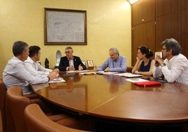 Los directivos de la Confederación Hidrográfica del Segura y de Hidrogea, en la reunión mantenida este martes.