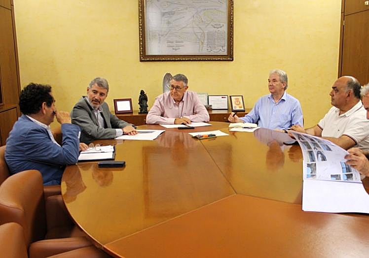 A la reunión presidida por el presidente de la CHS, Mario Urrea, acudieron desde el Ayuntamiento oriolano el alcalde, Pepe Vegara, el concejal de la Costa, Manuel Mestre, y el edil de Infraestructuras, Víctor Valverde.