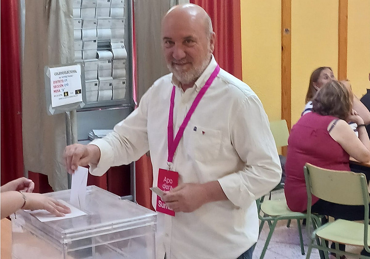 José Luis Álvarez-Castellanos, que fue como suplente 8 en las listas de Sumar a las europeas, en una imagen de las votaciones del domingo 9 de junio.
