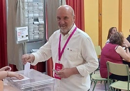 José Luis Álvarez-Castellanos, que fue como suplente 8 en las listas de Sumar a las europeas, en una imagen de las votaciones del domingo 9 de junio.