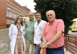 Rafael García Valdecasas y Rafael Rosa Sánchez (derecha) junto a los urólogos Gloria Martínez y Antonio Prieto, este martes en La Arrixaca.