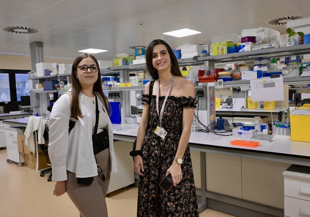 Nuria Ruiz y Paula Grau, coordinadoras del grupo de pacientes con trastornos plaquetarios congénitos de D'Genes, este martes en el Centro Regional de Hemodonación.