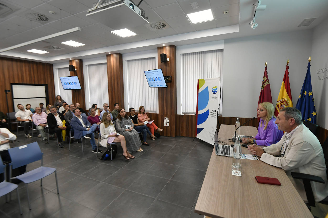 El presidente de la Fundación Desarrollo Sostenible, Emilio Ballester, y la delegada del Gobierno en la Región de Murcia, Mariola Guevara, este miércoles.