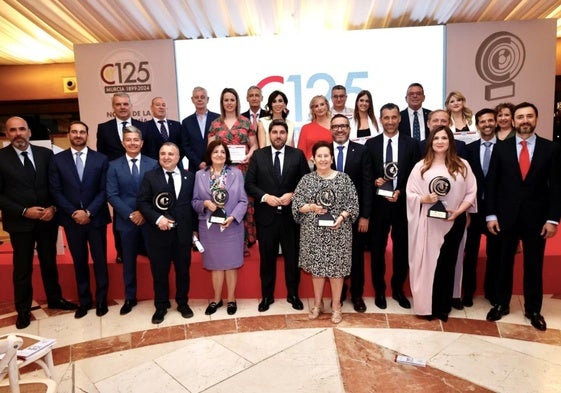 Premiados, representantes de la Cámara de Comercio y autoridades en la foto de familia posterior a la entrega de los galardones.