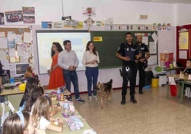 Una de las charlas en las aulas del CEIP «El Salvador».
