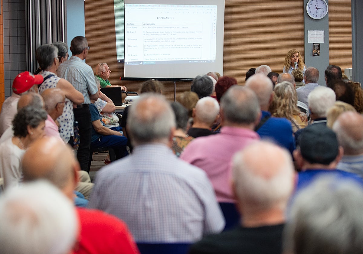 Los socios escuchan las explicaciones de la funcionaria de Mayores, este miércoles en Espinardo.