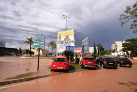 Inundaciones en el entorno de Miguel de Cervantes, en Murcia, este miércoles por la tarde. En vídeo, estragos causados por la lluvia.